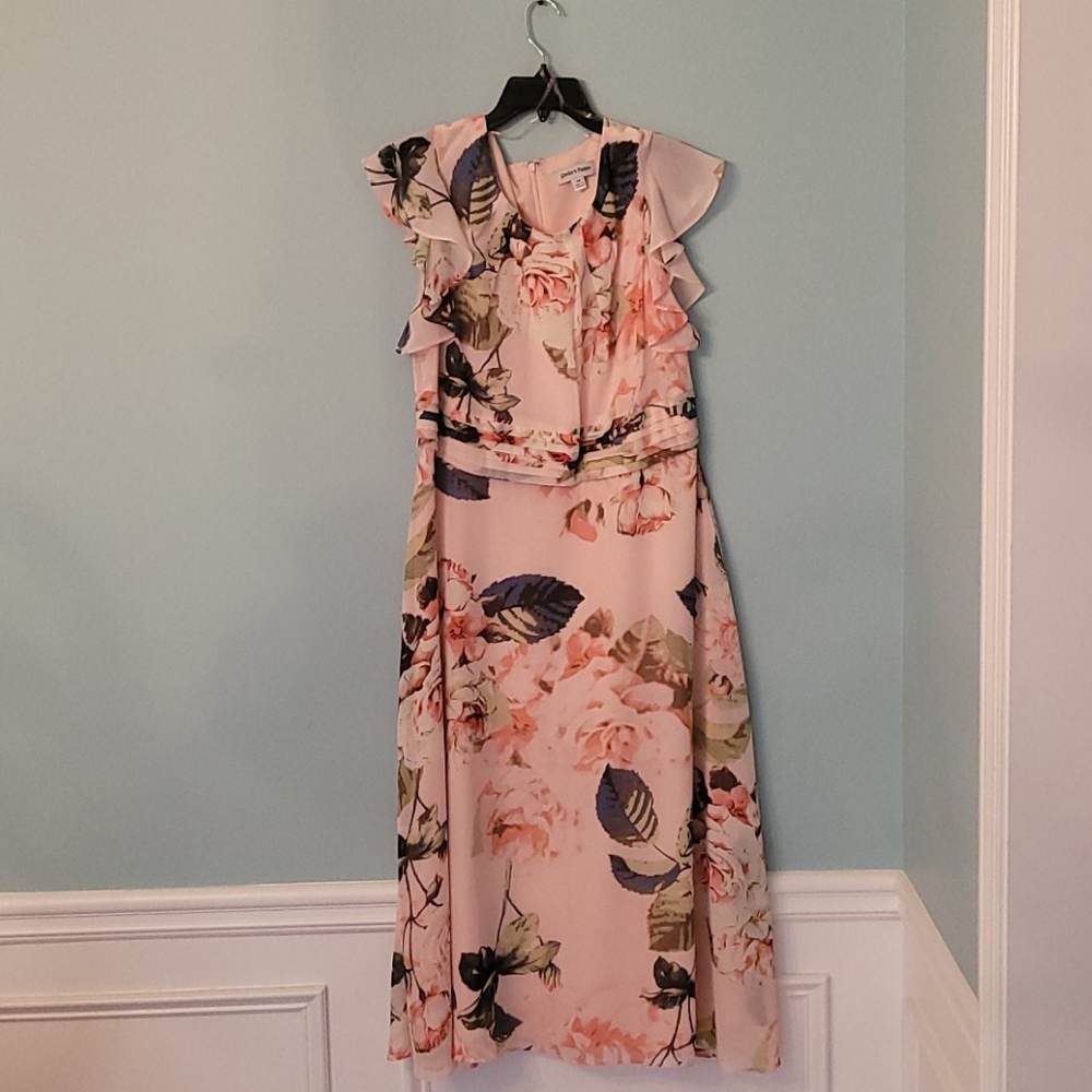 Dress with a floral print.
